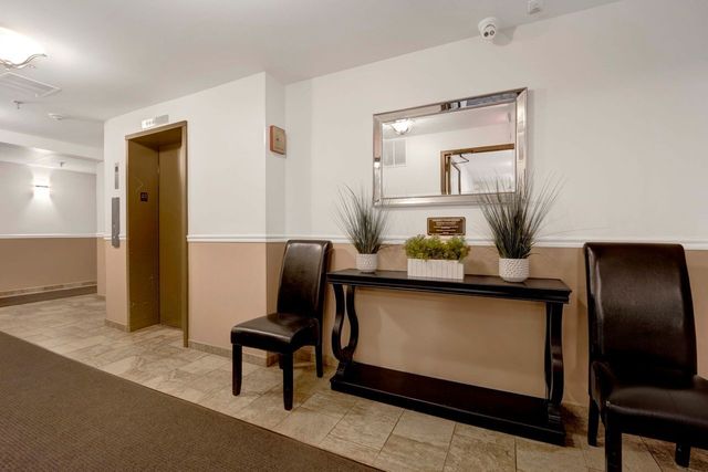 725 W Huntington Commons Road 416, Mount Prospect, IL 60056