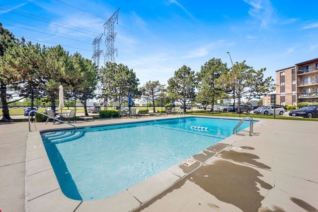 725 W Huntington Commons Road 416, Mount Prospect, IL 60056