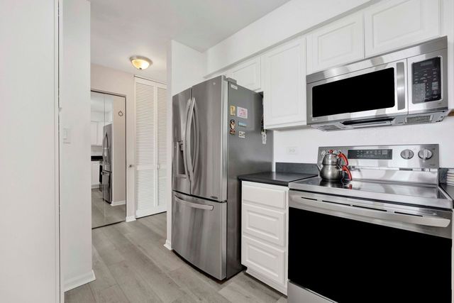 725 W Huntington Commons Road 416, Mount Prospect, IL 60056