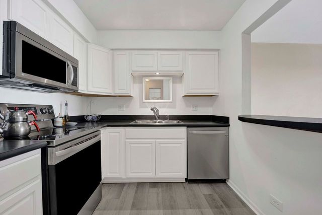 725 W Huntington Commons Road 416, Mount Prospect, IL 60056