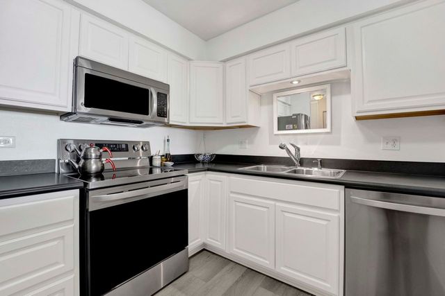 725 W Huntington Commons Road 416, Mount Prospect, IL 60056