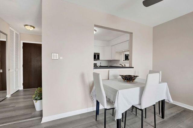 725 W Huntington Commons Road 416, Mount Prospect, IL 60056