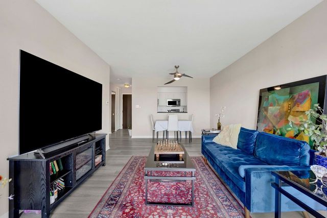 725 W Huntington Commons Road 416, Mount Prospect, IL 60056