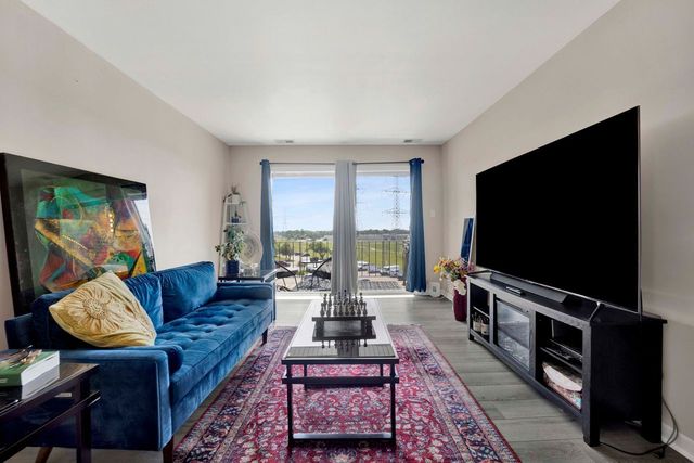 725 W Huntington Commons Road 416, Mount Prospect, IL 60056