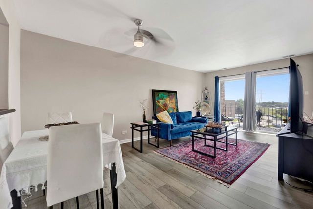 725 W Huntington Commons Road 416, Mount Prospect, IL 60056