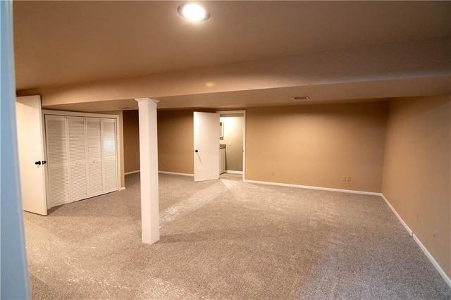 209 Williamsburg Drive, Blue Springs, MO 64014