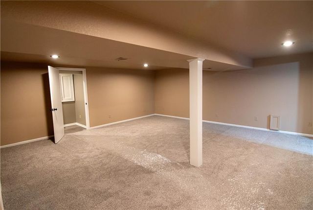 209 Williamsburg Drive, Blue Springs, MO 64014