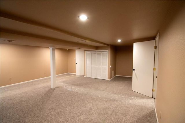 209 Williamsburg Drive, Blue Springs, MO 64014