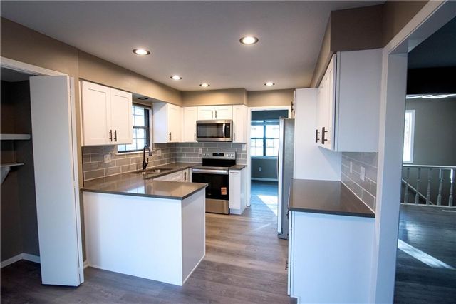 209 Williamsburg Drive, Blue Springs, MO 64014