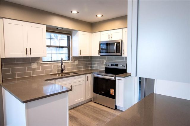 209 Williamsburg Drive, Blue Springs, MO 64014