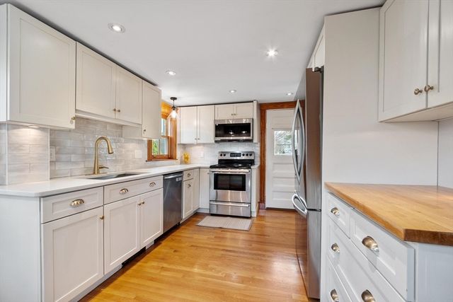 2 Lakeview Ave, Reading, MA 01867