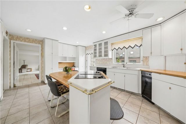 180 Springmeadow Dr, Upper St Clair, PA 15241