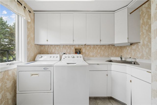 180 Springmeadow Dr, Upper St Clair, PA 15241