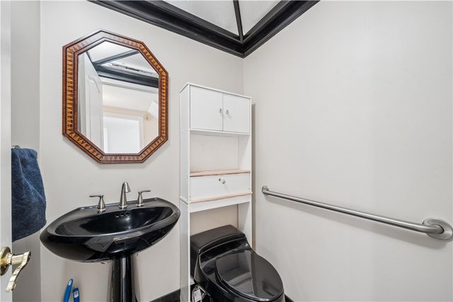 180 Springmeadow Dr, Upper St Clair, PA 15241