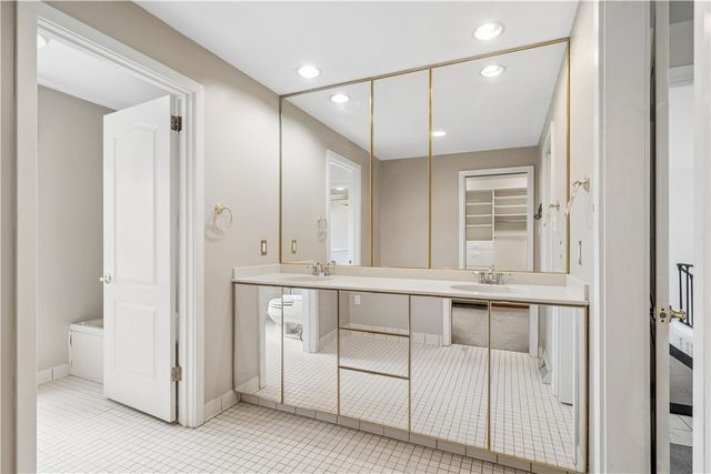 180 Springmeadow Dr, Upper St Clair, PA 15241
