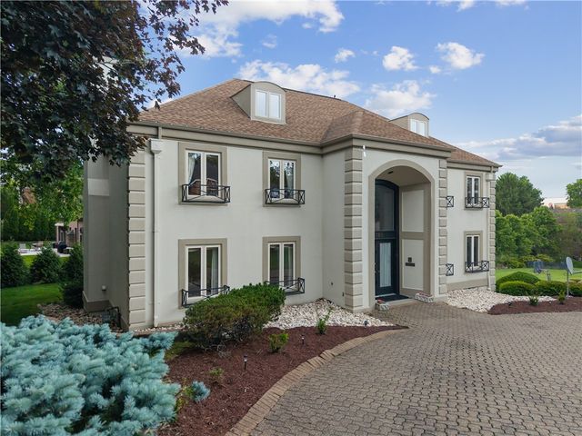 180 Springmeadow Dr, Upper St Clair, PA 15241