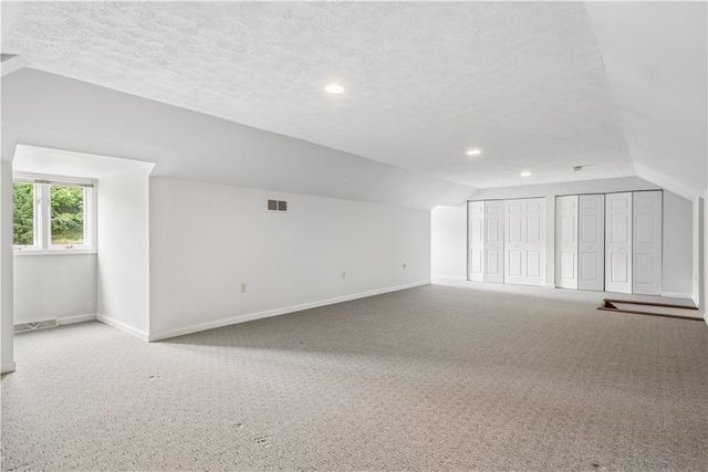 180 Springmeadow Dr, Upper St Clair, PA 15241