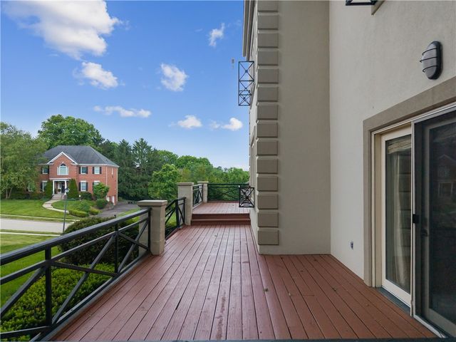180 Springmeadow Dr, Upper St Clair, PA 15241