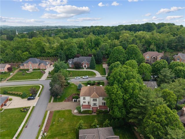 180 Springmeadow Dr, Upper St Clair, PA 15241