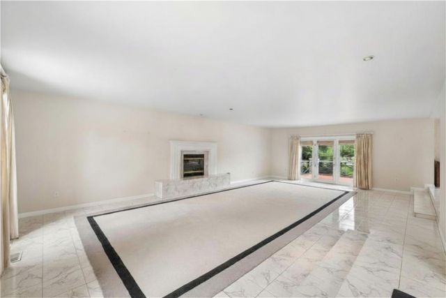 180 Springmeadow Dr, Upper St Clair, PA 15241