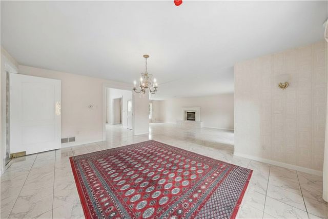 180 Springmeadow Dr, Upper St Clair, PA 15241