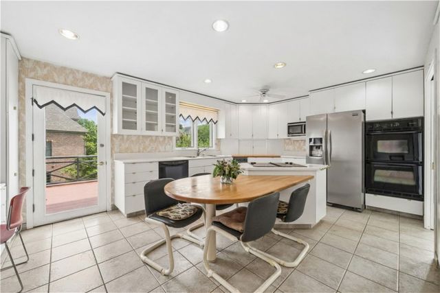 180 Springmeadow Dr, Upper St Clair, PA 15241