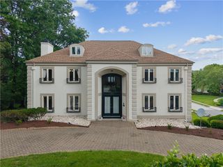180 Springmeadow Dr, Upper St Clair, PA 15241
