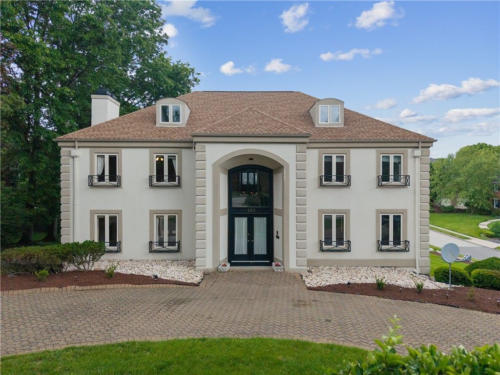 180 Springmeadow Dr, Upper St Clair, PA 15241