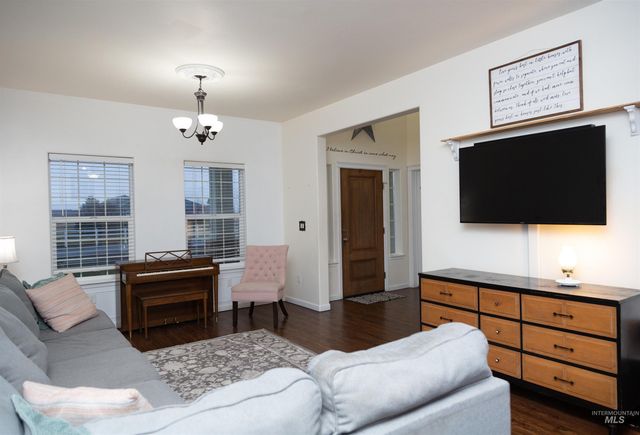 3813 N 2456 E, Filer, ID 83328