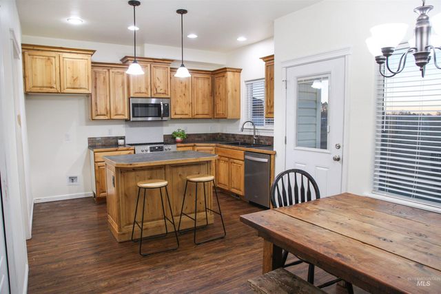 3813 N 2456 E, Filer, ID 83328