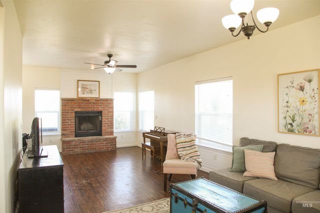 3813 N 2456 E, Filer, ID 83328