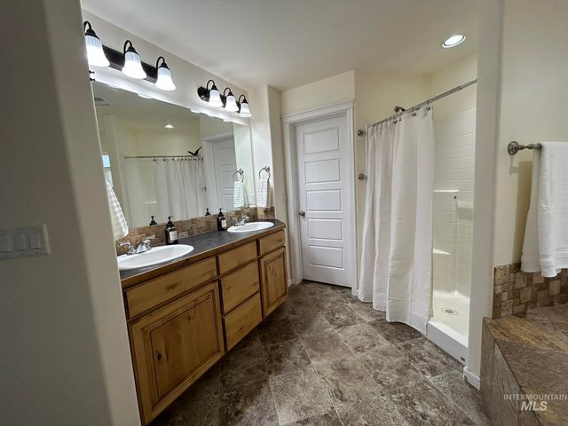 3813 N 2456 E, Filer, ID 83328