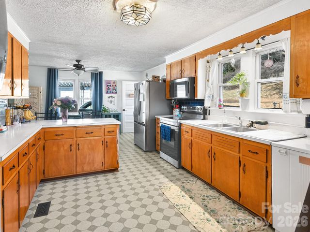 2313 Hyder Mountain Road, Clyde, NC 28721