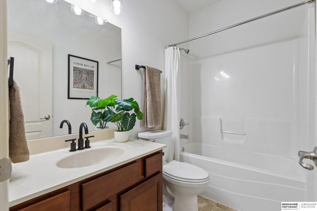 5013 N 160 Street, Omaha, NE 68116