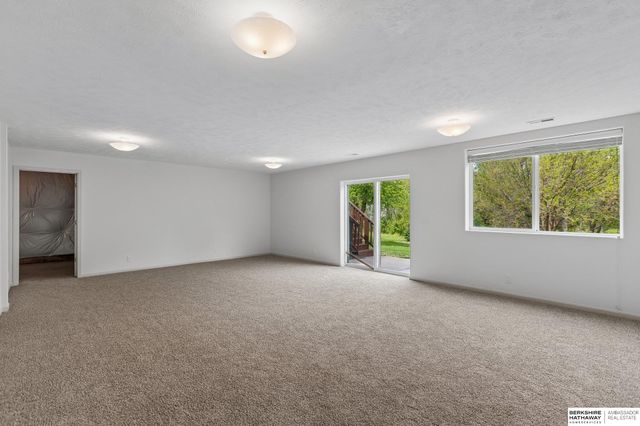 5013 N 160 Street, Omaha, NE 68116