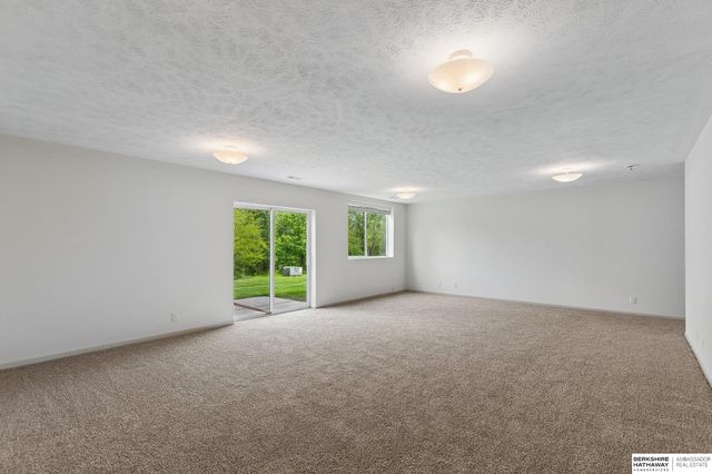 5013 N 160 Street, Omaha, NE 68116