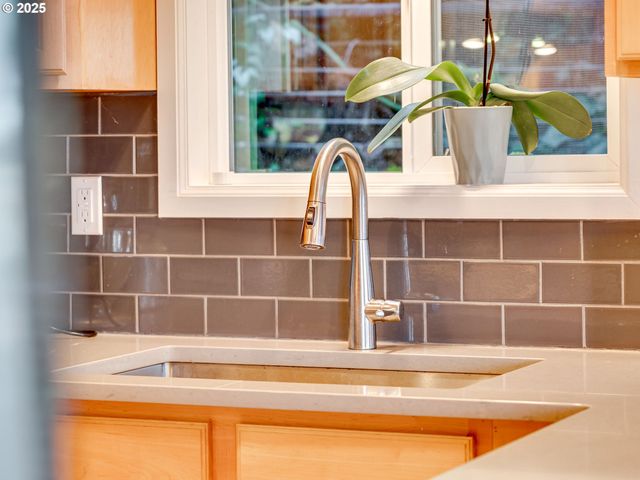 2802 Nw ARIEL Ter, Portland, OR 97210