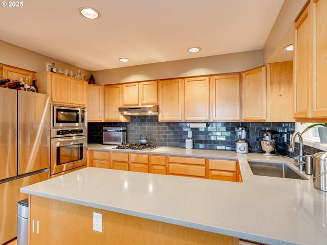 2802 Nw ARIEL Ter, Portland, OR 97210