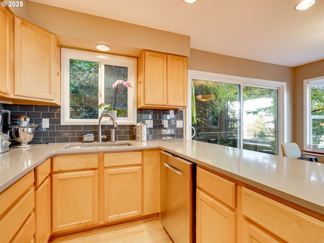 2802 Nw ARIEL Ter, Portland, OR 97210