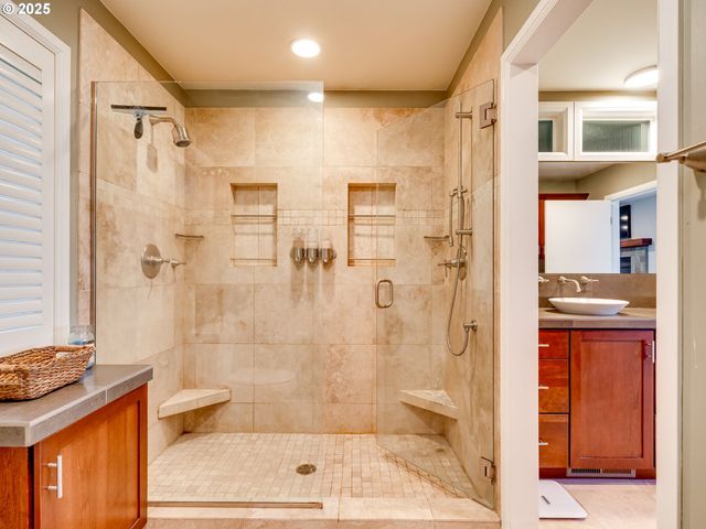 2802 Nw ARIEL Ter, Portland, OR 97210