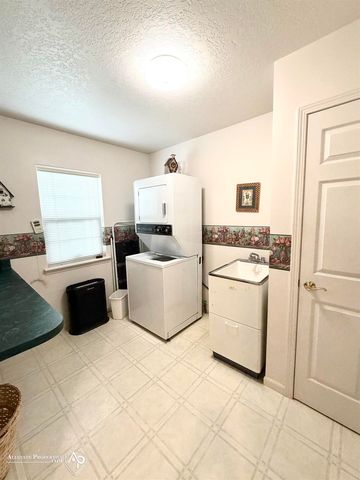 300 Carriage Way, Davison, MI 48423