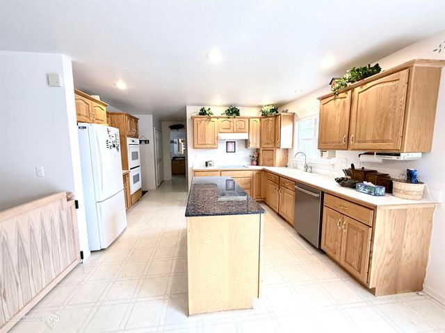 300 Carriage Way, Davison, MI 48423