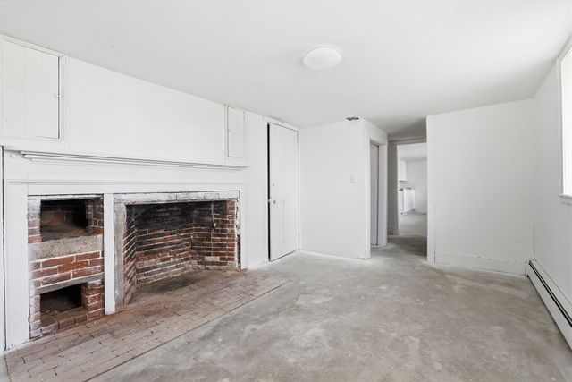 4 Townsend St, Pepperell, MA 01463