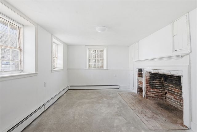 4 Townsend St, Pepperell, MA 01463