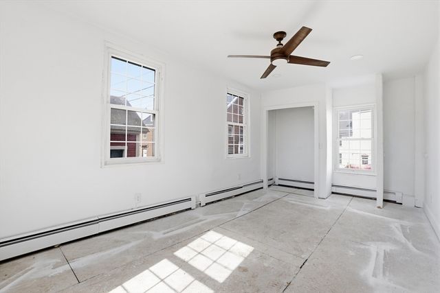 4 Townsend St, Pepperell, MA 01463