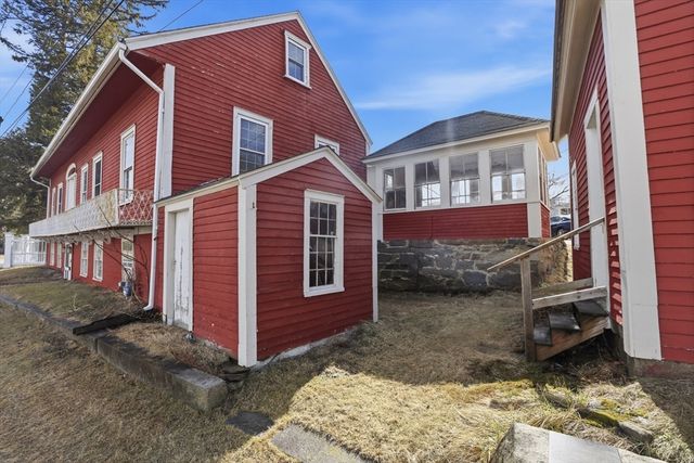 4 Townsend St, Pepperell, MA 01463