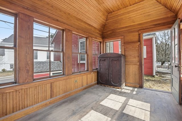 4 Townsend St, Pepperell, MA 01463