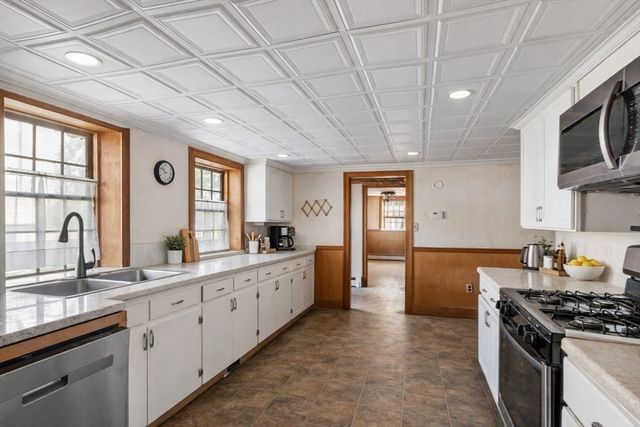 4 Townsend St, Pepperell, MA 01463