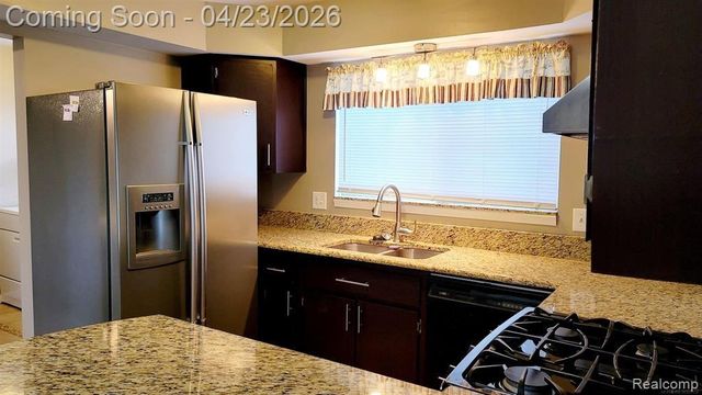 35626 Marina Drive, Sterling Heights, MI 48312