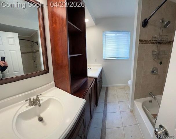 35626 Marina Drive, Sterling Heights, MI 48312